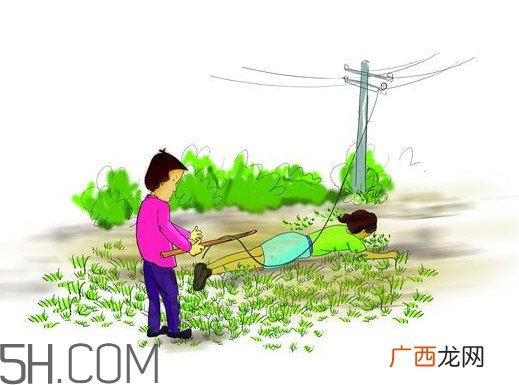 人穿着塑料拖鞋会触电吗？220V家用电触电能使人致残致死吗