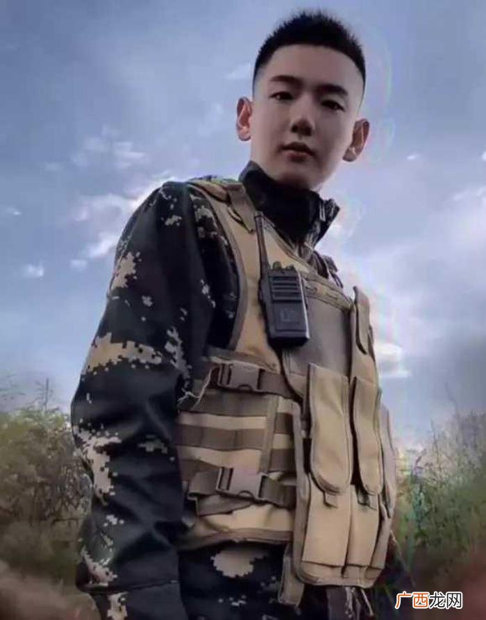 风小逸军装，风小逸晒军装照以证清白遭网友疯狂吐槽