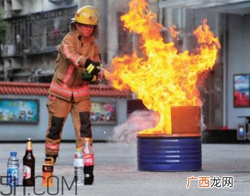 可乐能洗头吗？可乐能灭火吗