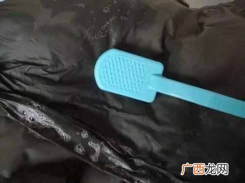 羽绒服油渍怎么洗？教你省钱又省事的方法