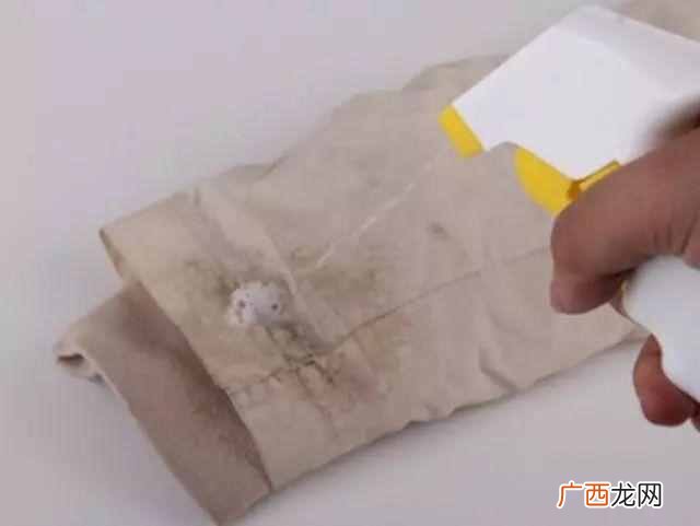 羽绒服油渍怎么洗？教你省钱又省事的方法