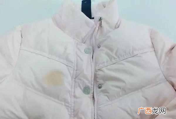 羽绒服油渍怎么洗？教你省钱又省事的方法