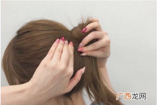怎么绑马尾紧实不松散