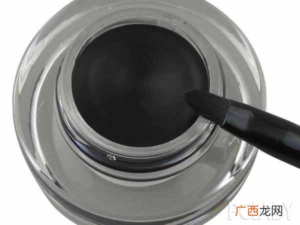 眼线膏怎么画不晕染？新手画眼线简单好用的方