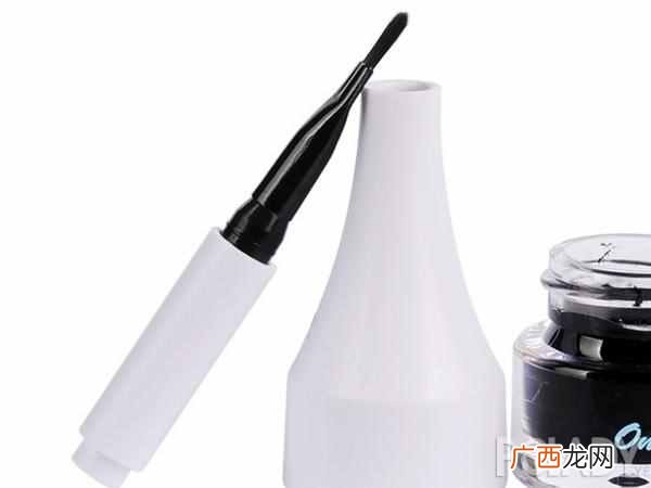 眼线膏怎么画不晕染？新手画眼线简单好用的方