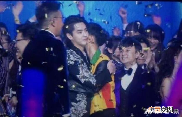 跨年吴亦凡，东方卫视跨年吴亦凡黄子韬同框同台演出吴亦凡一拥泯恩仇