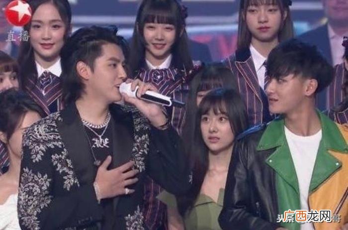 跨年吴亦凡，东方卫视跨年吴亦凡黄子韬同框同台演出吴亦凡一拥泯恩仇