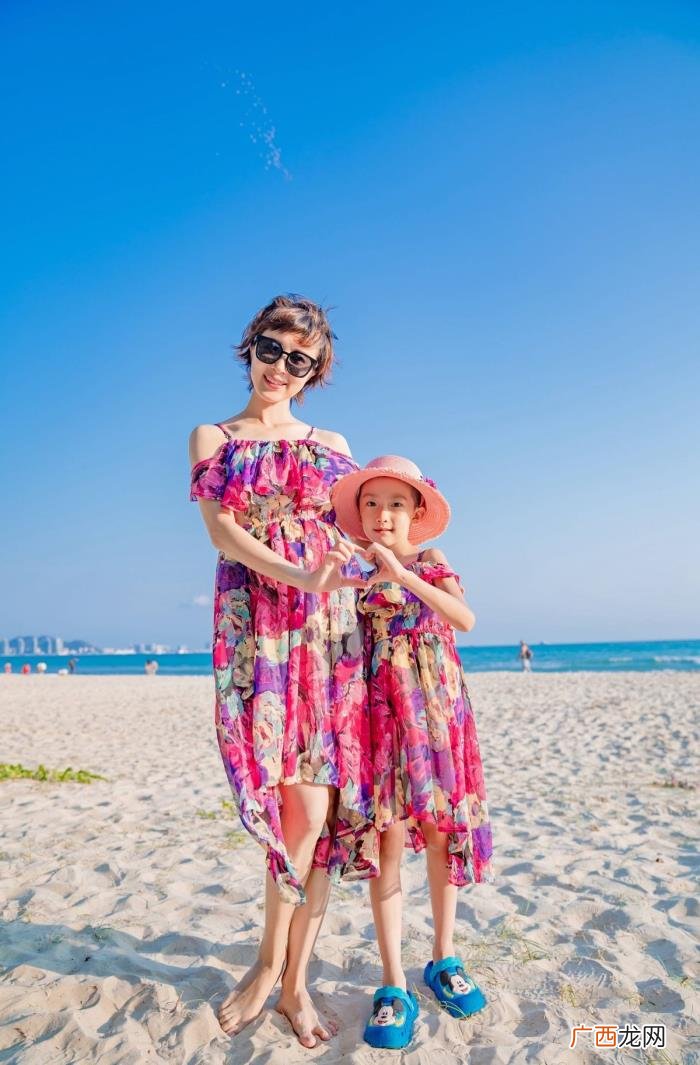 于冬老婆金巧巧，于冬豪宅内为老婆庆生