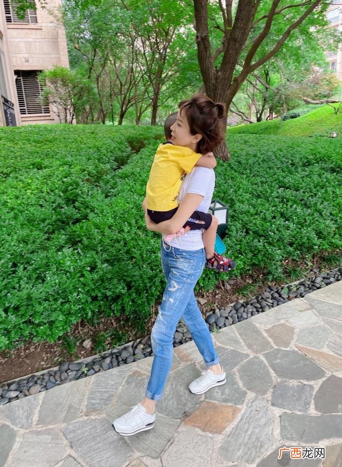 于冬老婆金巧巧，于冬豪宅内为老婆庆生
