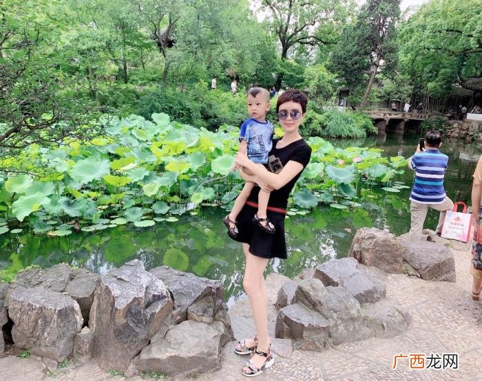 于冬老婆金巧巧，于冬豪宅内为老婆庆生