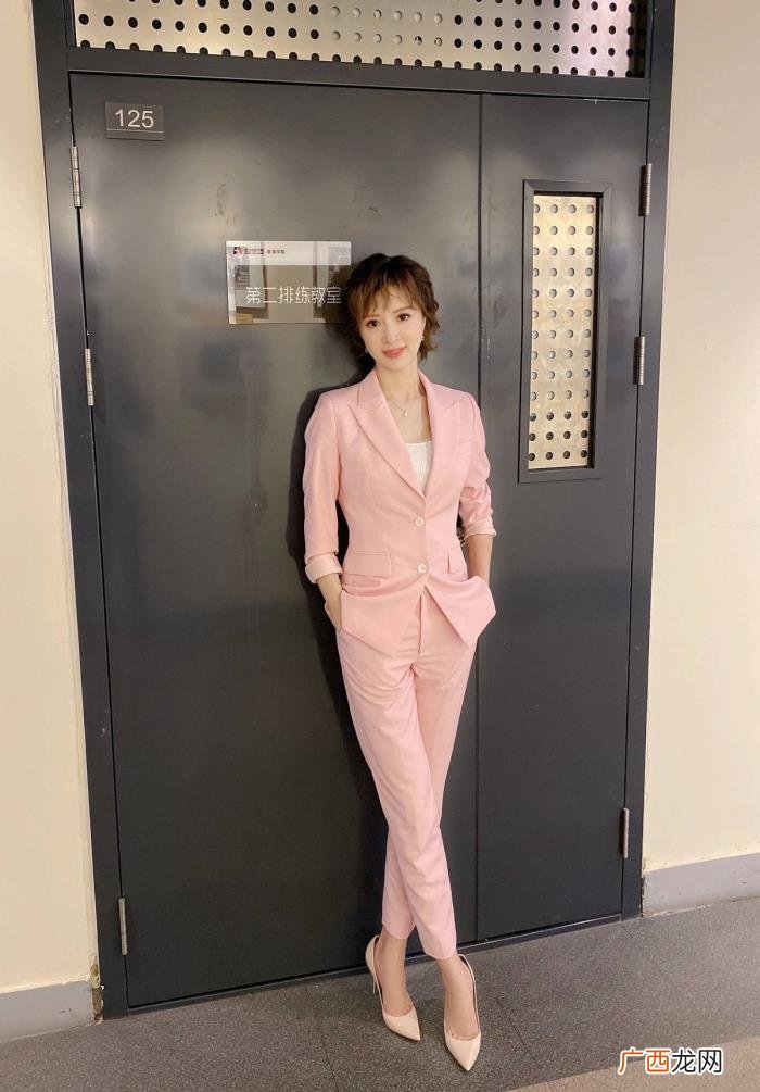 于冬老婆金巧巧，于冬豪宅内为老婆庆生