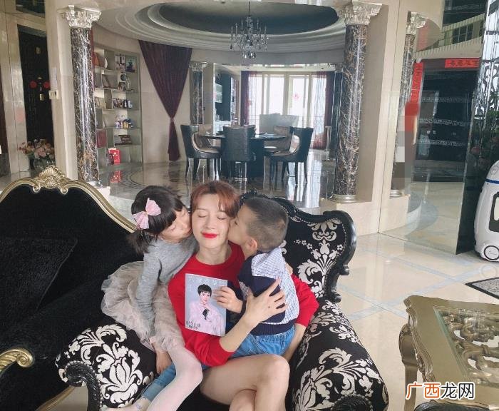 于冬老婆金巧巧，于冬豪宅内为老婆庆生
