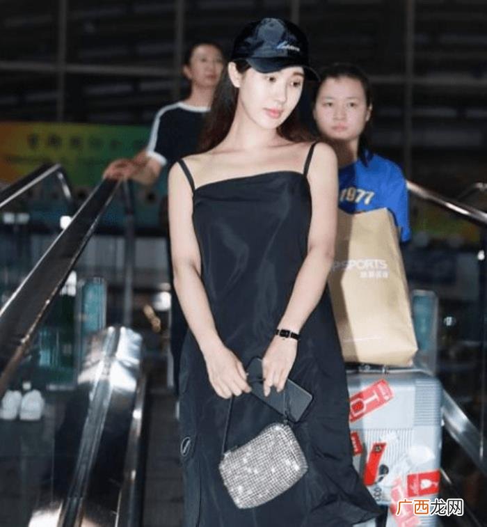 李菲儿前任,黄晓明前任李菲儿机场大秀完美身材