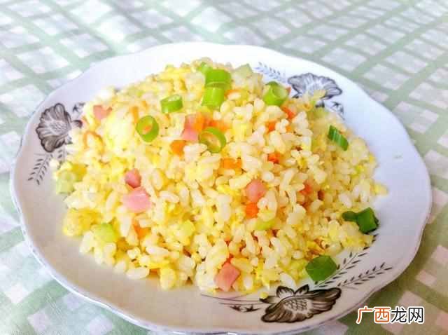 蛋炒饭怎么做好吃不干?教你金黄蛋炒饭的做饭