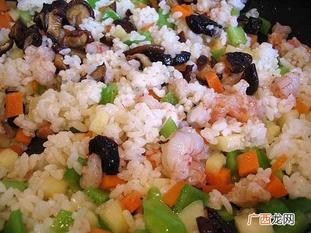 蛋炒饭怎么做好吃不干?教你金黄蛋炒饭的做饭