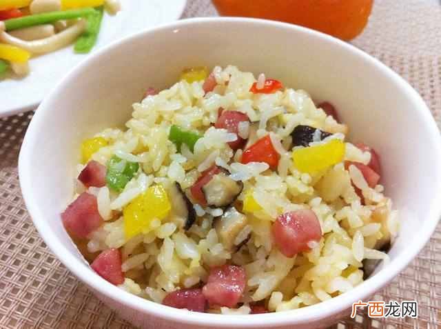 蛋炒饭怎么做好吃不干?教你金黄蛋炒饭的做饭