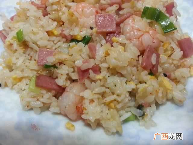 蛋炒饭怎么做好吃不干?教你金黄蛋炒饭的做饭