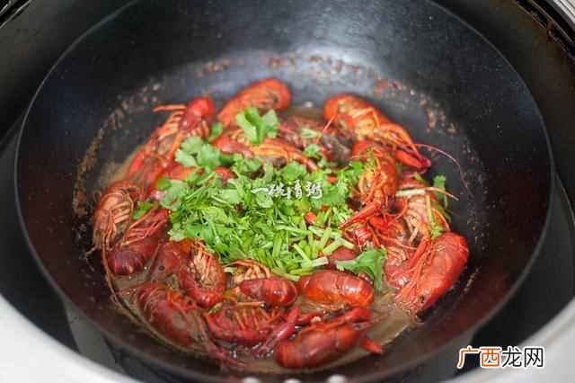 小龙虾怎么吃?麻辣小龙虾吃完一碗还想吃,太好
