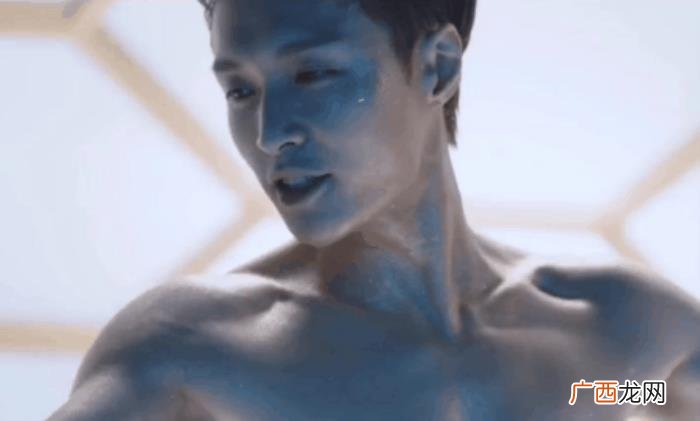 林允张艺兴，张艺兴林允的CK广告图被嘲身材差