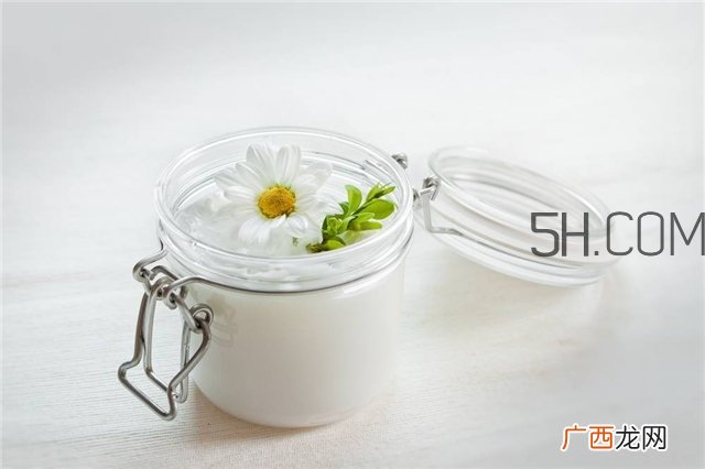 水乳眼霜的使用顺序 眼霜和水乳使用的顺序