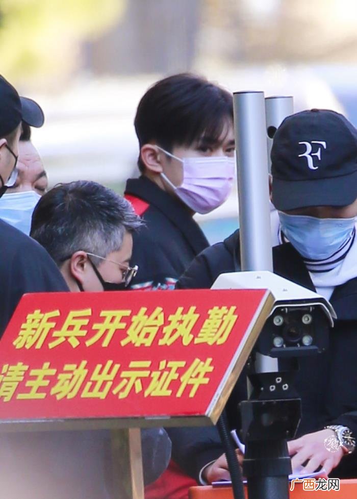 易烊千玺脸上的疤，易烊千玺久违出现