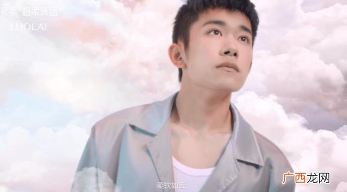 易烊千玺脸上的疤，易烊千玺久违出现
