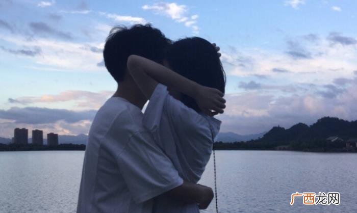 男情人对你真心的表现,男人不自觉地有这些表现时