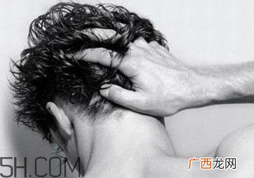 淋雨后需要洗头吗?淋雨后不洗头可以吗?