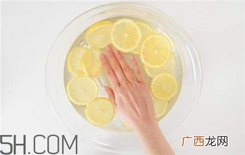用柠檬水洗脸可以吗？柠檬水洗脸的功效是什么呢？