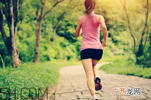 跑步机和户外跑步哪个效果好?跑步机和户外跑步有什么区别?