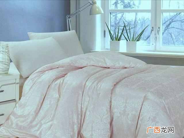 蚕丝被怎么洗，可以水洗吗！