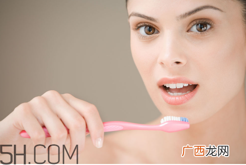 牙齿内侧的黄垢怎么去除？每天刷几次牙齿最合适？