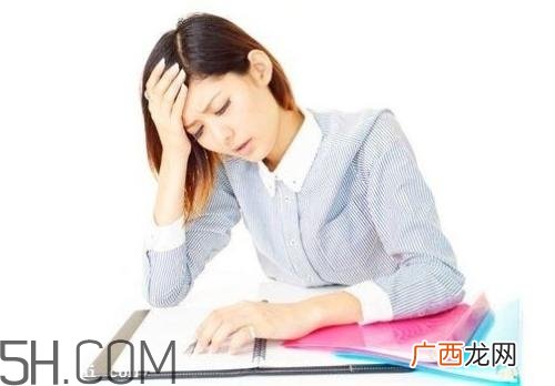 月经前头疼是怎么回事？月经前有头疼的症状吗？