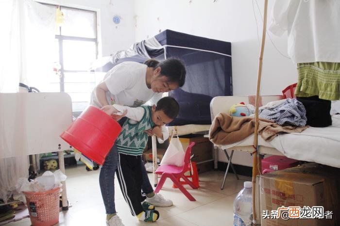 单亲妈妈带重症儿苦撑两年 单亲妈妈带男孩有多累