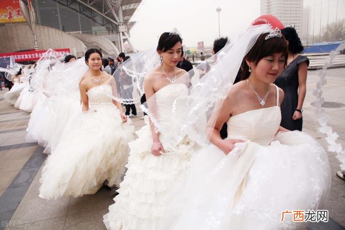 二婚女人结婚当晚会想什么 二婚出嫁当天要带上孩子吗