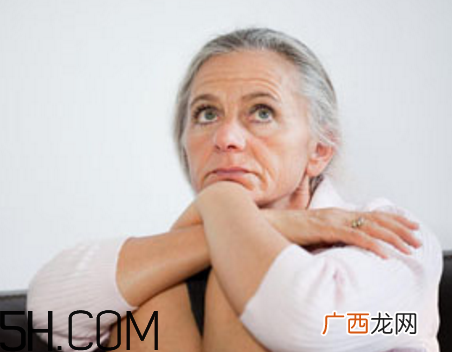 更年期来临的信号有哪些？更年期期间的饮食有什么禁忌？