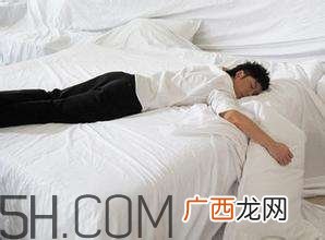 男人趴着睡对身体的危害有哪些？男人趴着睡有哪些危害？