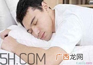 男人趴着睡对身体的危害有哪些？男人趴着睡有哪些危害？