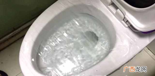 马桶堵了怎么办的小窍门，一壶开水就搞定的方
