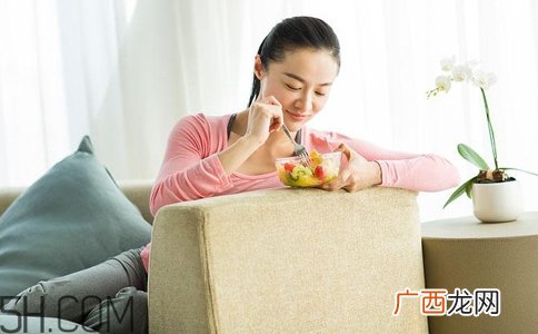 女孩月经初潮可不可以喝红糖水？女孩月经初潮妈妈应该怎么做？