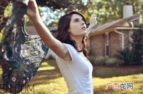 月经初潮用什么卫生巾比较好？月经初潮出血量少正常吗？