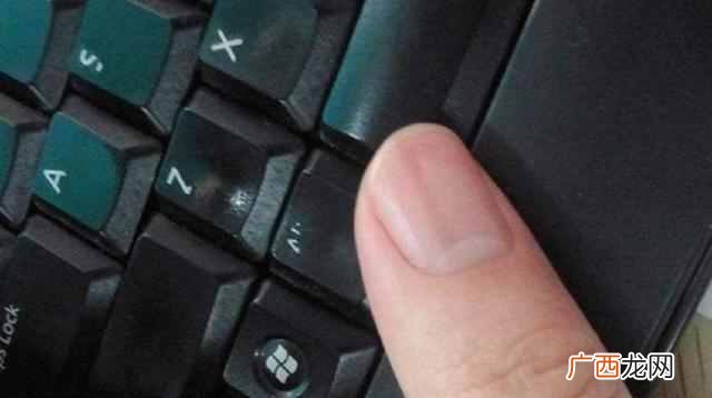 手指指甲上有竖纹是怎么回事（主要是这个原因