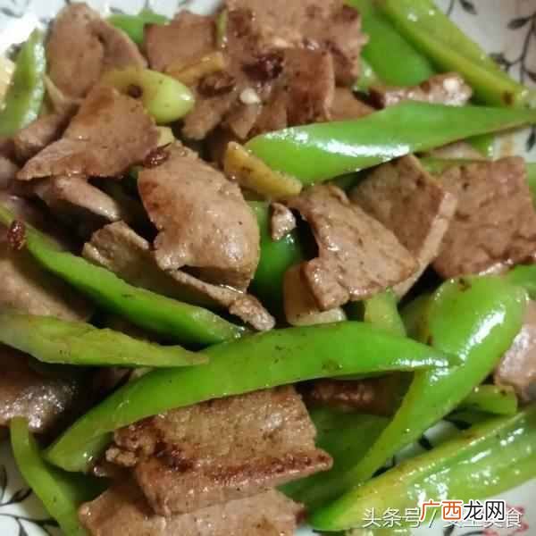 青椒炒猪肝的家常做法，教你这么做赶上大厨！