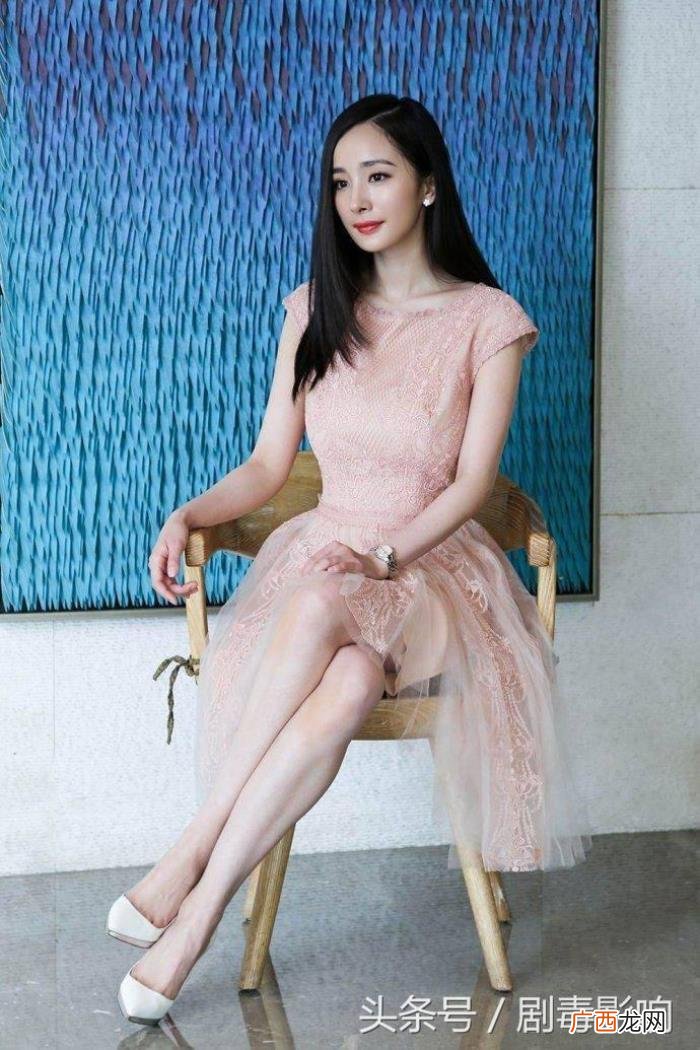 杨幂童年照，翻出杨幂大眼睛高鼻梁罕见童年旧照