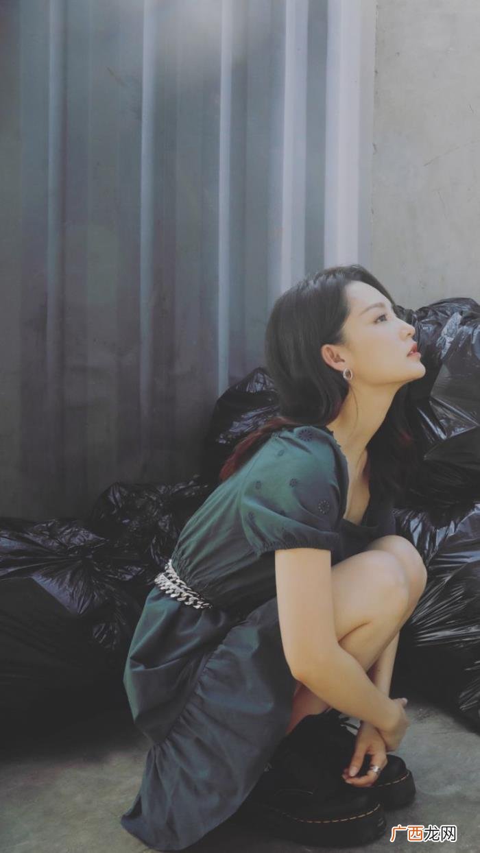 李沁马丁靴，李沁身着森林绿方领连衣裙配厚底马丁靴