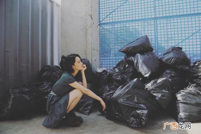 李沁马丁靴，李沁身着森林绿方领连衣裙配厚底马丁靴