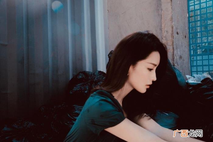 李沁马丁靴，李沁身着森林绿方领连衣裙配厚底马丁靴