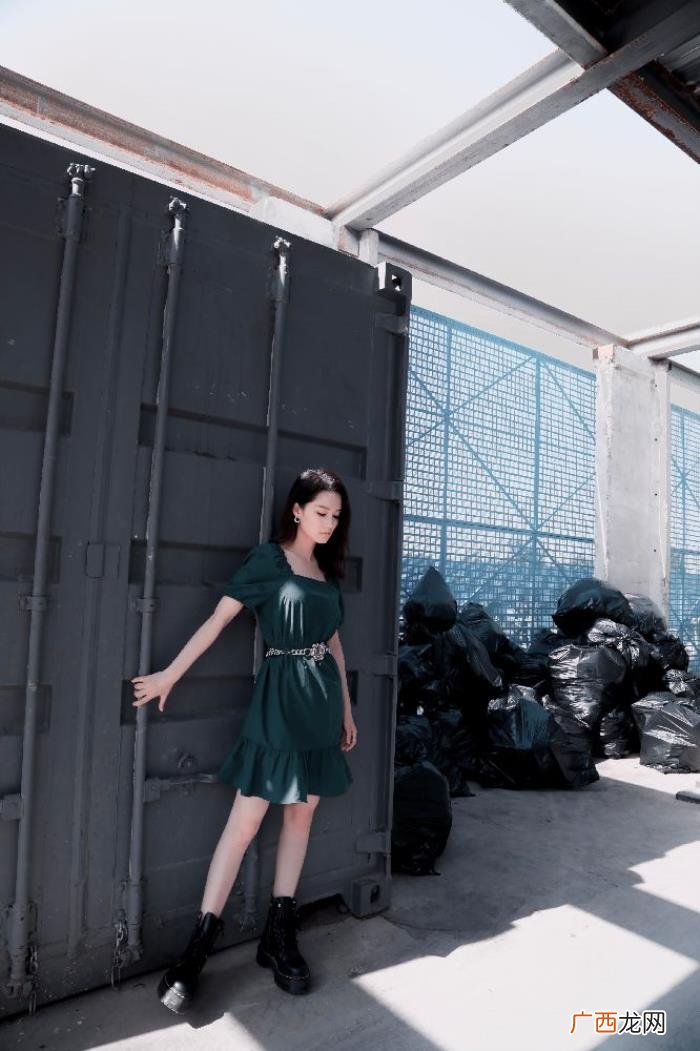 李沁马丁靴，李沁身着森林绿方领连衣裙配厚底马丁靴
