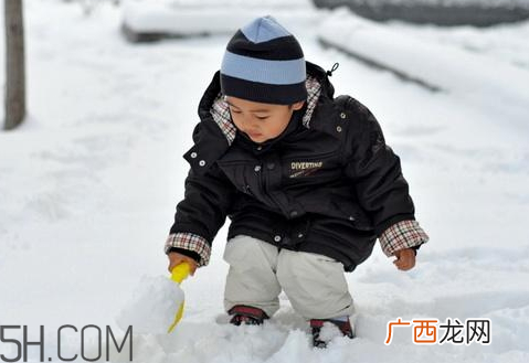 下雪天为什么要撒盐下雪撒盐的原理