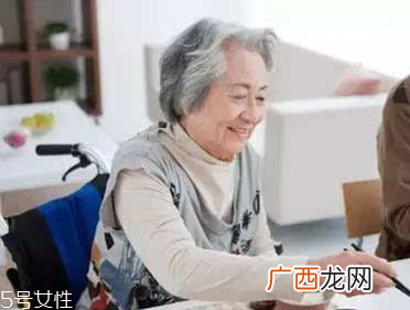 加龄臭怎么去除?老人气治疗应内外兼修